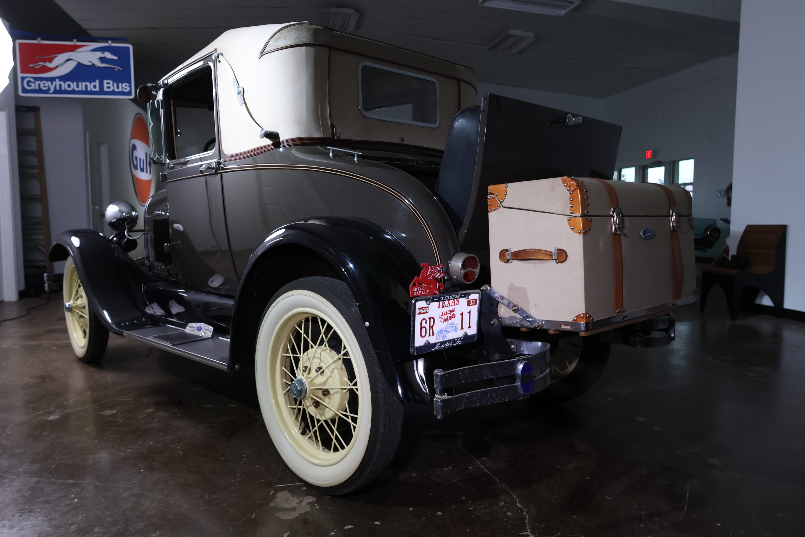 
								1928 Ford Model A Sport Coupe full									