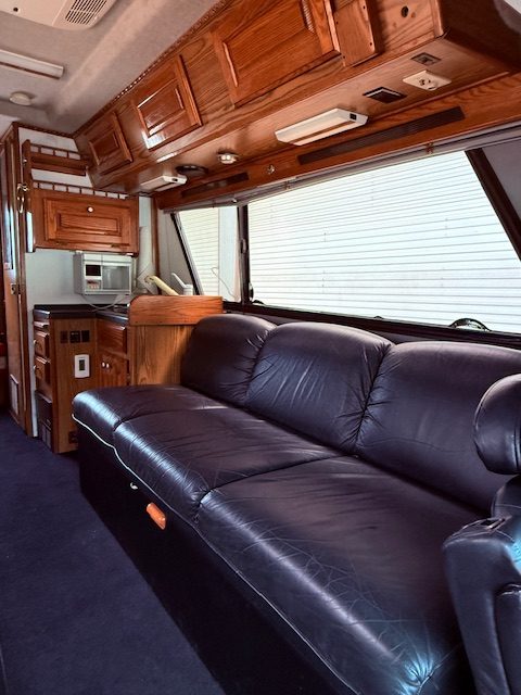 
								2001 Chinook Concourse/Harley-Davidson Limited Edition full									