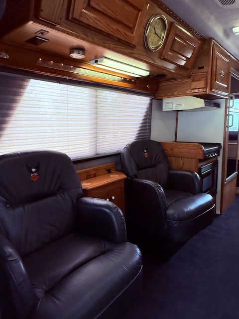 
								2001 Chinook Concourse/Harley-Davidson Limited Edition full									