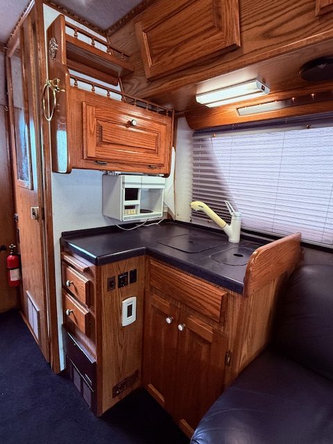 
								2001 Chinook Concourse/Harley-Davidson Limited Edition full									