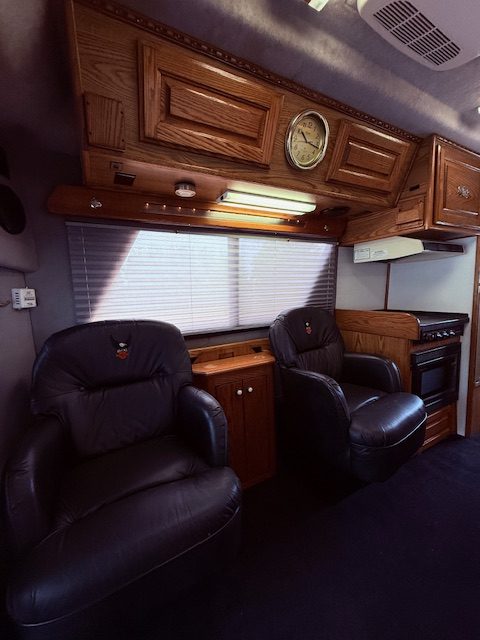 
								2001 Chinook Concourse/Harley-Davidson Limited Edition full									