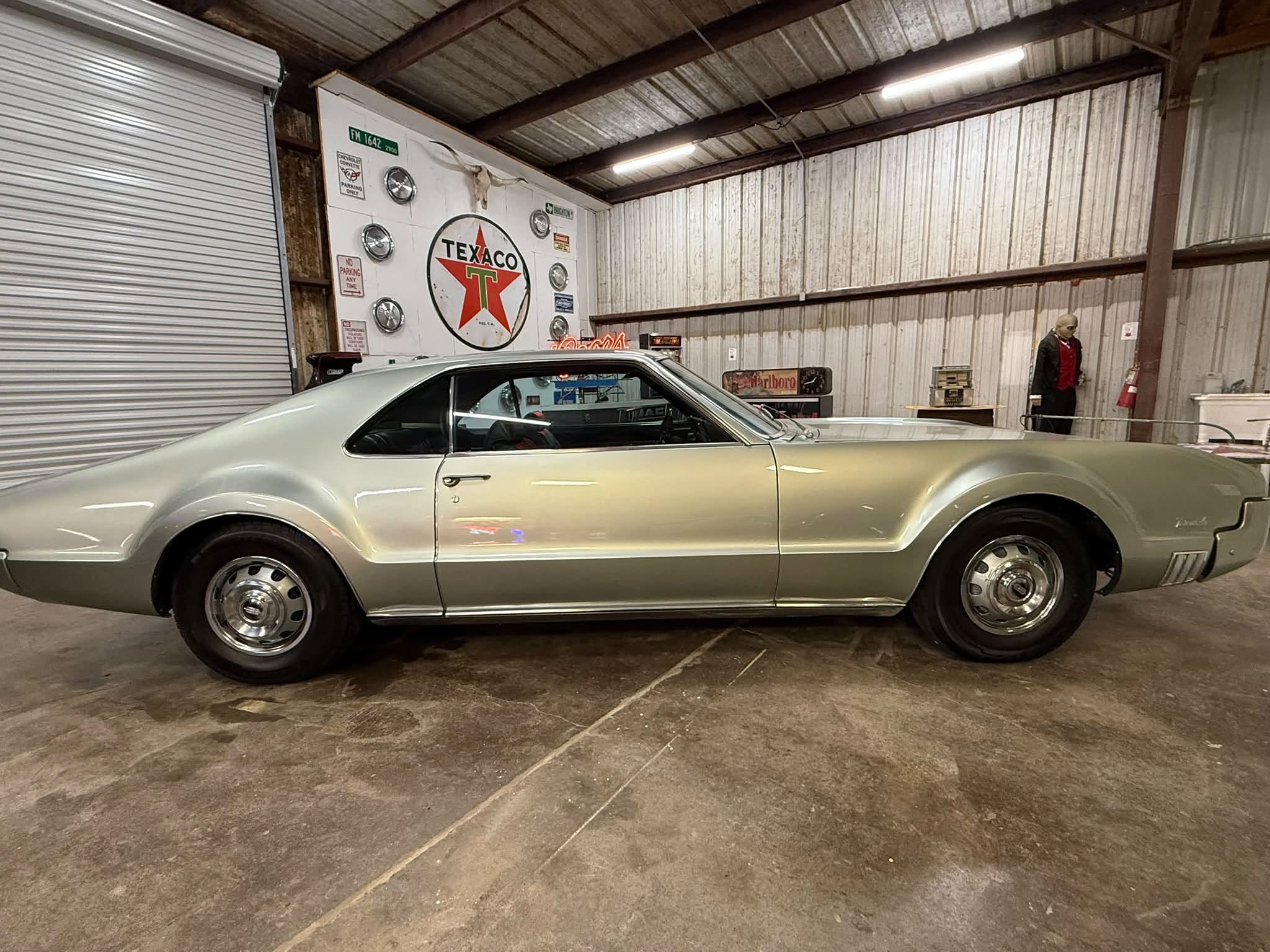 
								1966 Oldsmobile Toronado full									