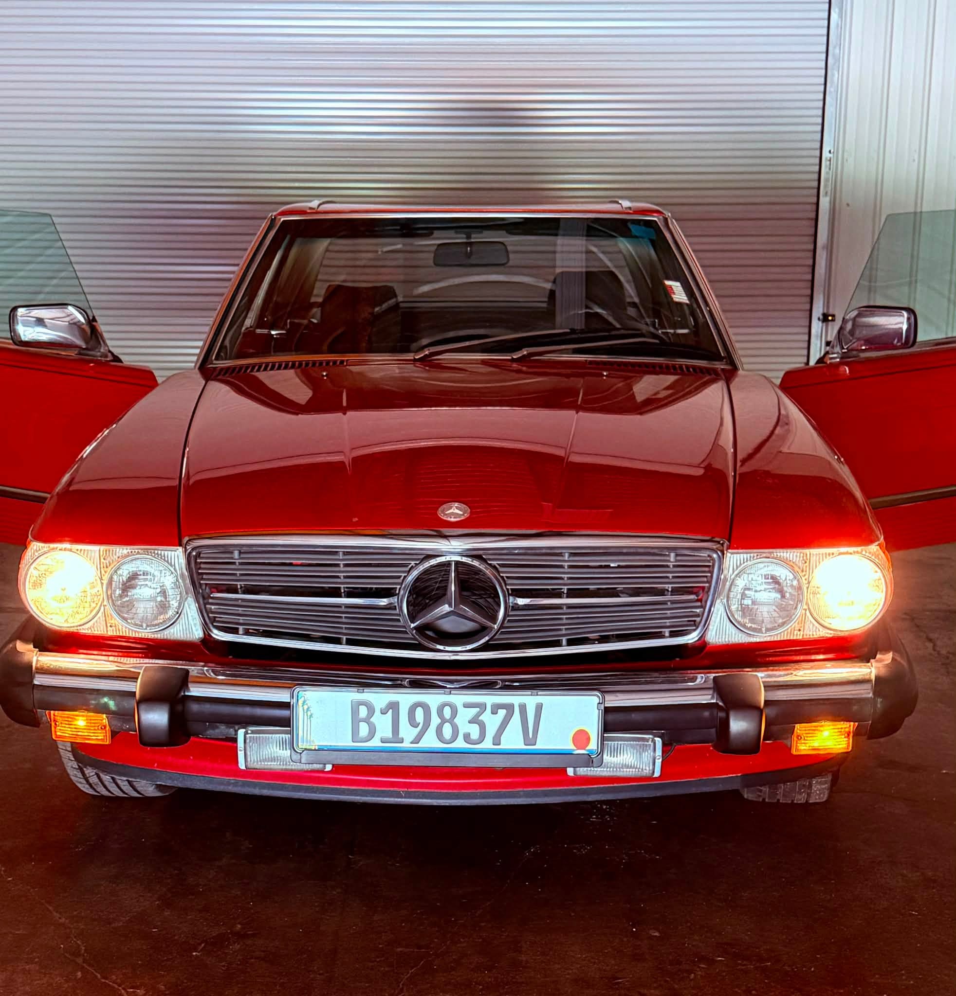 
								1987 Mercedes-Benz 560SL full									